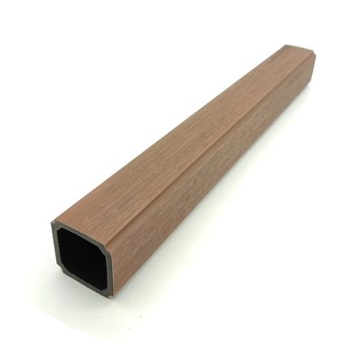 Coextrusion Hollow κιγκλίδωμα WPC κιγκλίδωμα μπαλκονιού Ανθεκτικό στην υπεριώδη ακτινοβολία PE καπάκι 50x50